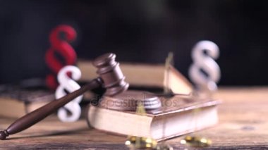 Hukuk ve adalet kavramı. Ahşap masa ve bokeh arka plan üzerinde Hukuk sembolleri. Dolly atış.