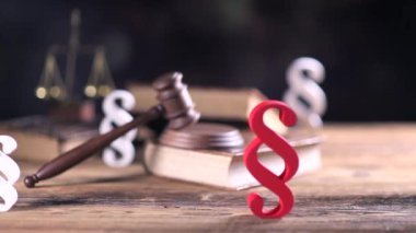 Hukuk ve adalet kavramı. Ahşap masa ve bokeh arka plan üzerinde Hukuk sembolleri. Dolly atış.
