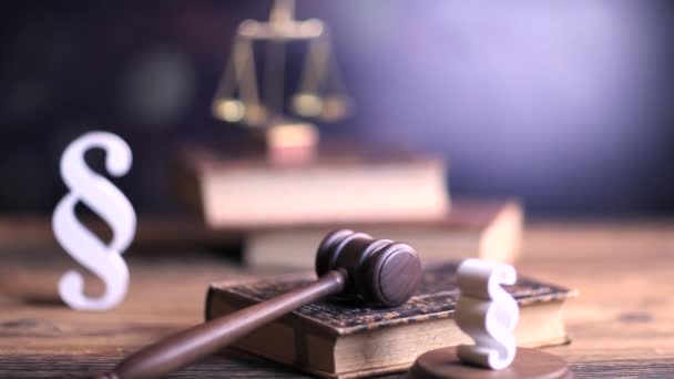 Концепция Закона Справедливости Символы Закона Деревянном Столе Боке Фоне Долли — стоковое видео