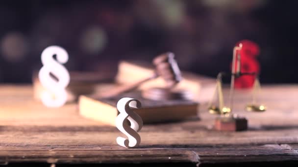 法と正義の概念木製のテーブルとボケの背景に法律記号 ドリーショット — ストック動画