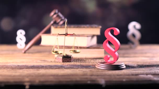 Jogi Igazságszolgáltatási Koncepció Törvény Szimbólumok Fából Készült Asztal Bokeh Háttérben — Stock videók