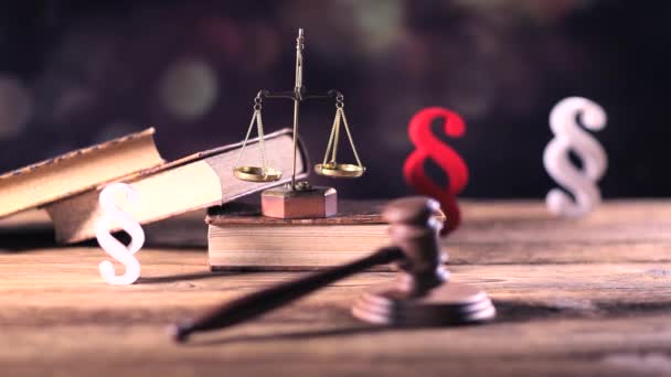 Concepto Derecho Justicia Símbolos Ley Sobre Mesa Madera Fondo Bokeh — Vídeo de stock