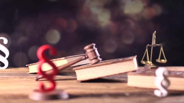 Recht Und Gerechtigkeit Gesetzessymbole Auf Holztisch Und Bokeh Hintergrund Kugelstoßer — Stockvideo