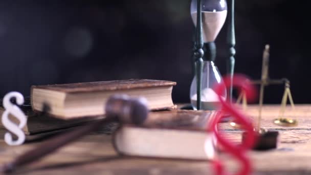 Recht Rechtvaardigheid Concept Wet Symbolen Houten Tafel Bokeh Achtergrond Dolly — Stockvideo