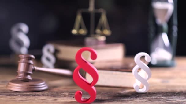 Jogi Igazságszolgáltatási Koncepció Törvény Szimbólumok Fából Készült Asztal Bokeh Háttérben — Stock videók