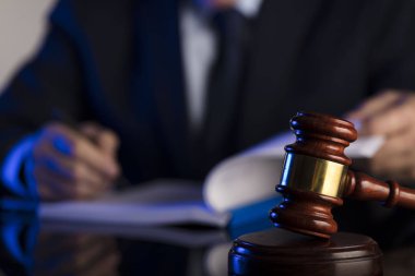 Yargıç mahkeme salonunda belgelerin imzalanması. Masaya tokmak. Hukuk ve adalet Tema.