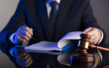 Yargıç mahkeme salonunda belgelerin imzalanması. Masaya tokmak. Hukuk ve adalet Tema.