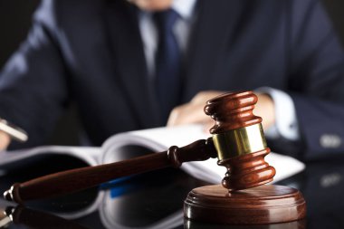 Yargıç mahkeme salonunda belgelerin imzalanması. Masaya tokmak. Hukuk ve adalet Tema.