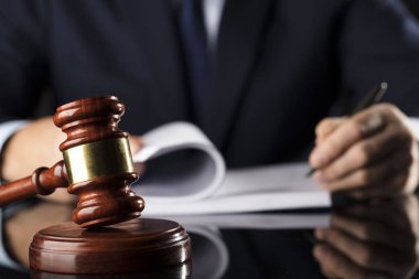 Yargıç mahkeme salonunda belgelerin imzalanması. Masaya tokmak. Hukuk ve adalet Tema.