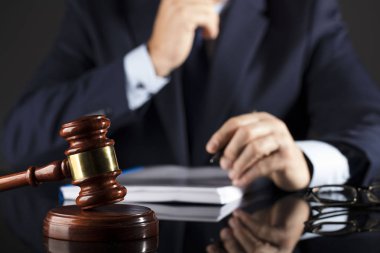 Yargıç mahkeme salonunda belgelerin imzalanması. Masaya tokmak. Hukuk ve adalet Tema.