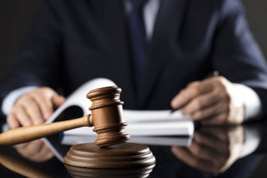 Yargıç mahkeme salonunda belgelerin imzalanması. Masaya tokmak. Hukuk ve adalet Tema.