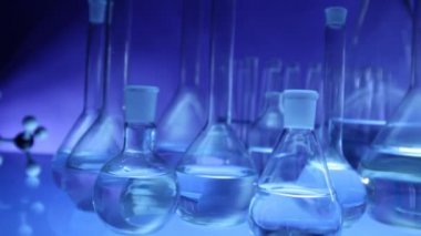 Modern Laboratuar donanımları, üzerinde mavi arka plan farklı cam ayarlayın. Dolly vurdu.