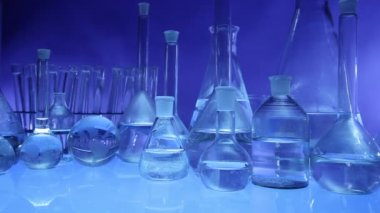 Modern Laboratuar donanımları, üzerinde mavi arka plan farklı cam ayarlayın. Dolly vurdu.