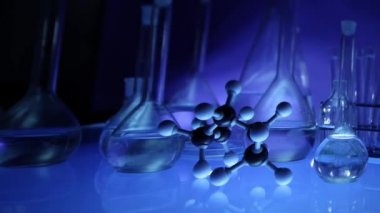 Modern Laboratuar donanımları, üzerinde mavi arka plan farklı cam ayarlayın. Dolly vurdu.