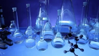 Modern Laboratuar donanımları, üzerinde mavi arka plan farklı cam ayarlayın. Dolly vurdu.