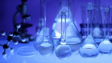 Modern Laboratuar donanımları, üzerinde mavi arka plan farklı cam ayarlayın. Dolly vurdu.