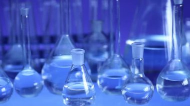 Modern Laboratuar donanımları, üzerinde mavi arka plan farklı cam ayarlayın. Dolly vurdu.