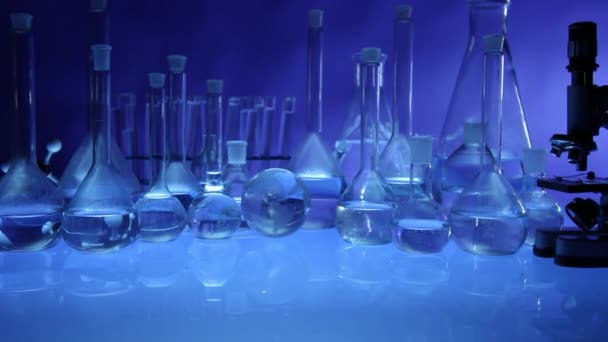 现代实验室设备 在蓝色背景上设置不同的玻璃器皿 多莉射击 — 图库视频影像