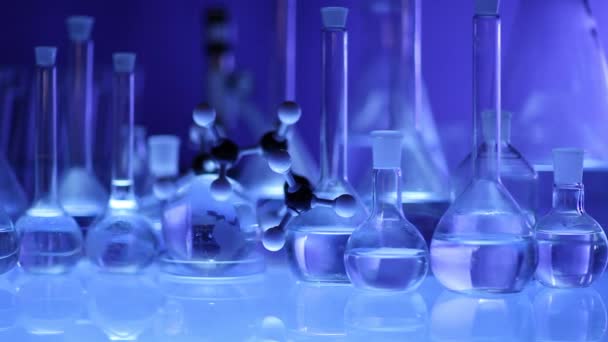 Equipo Laboratorio Moderno Conjunto Diferentes Cristalería Sobre Fondo Azul Dolly — Vídeo de stock