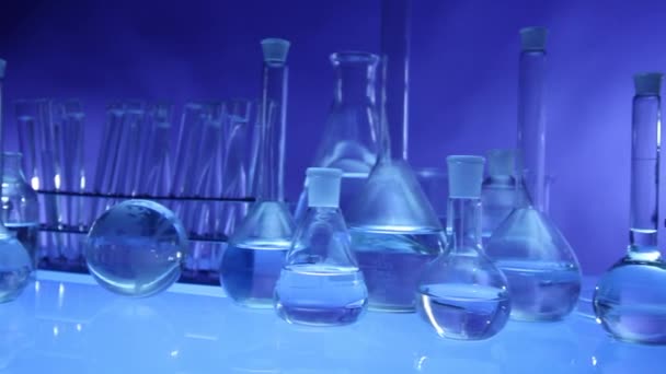 Moderne Laborausrüstung Verschiedene Gläser Auf Blauem Hintergrund Kugelstoßer — Stockvideo