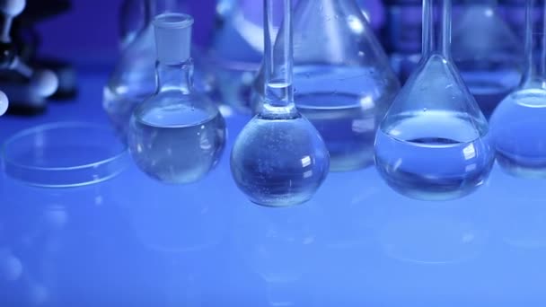 Equipo Laboratorio Moderno Conjunto Diferentes Cristalería Sobre Fondo Azul Dolly — Vídeos de Stock