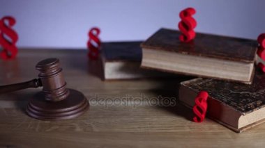 Hukuk ve adalet kavramı. Paragrafların, tokmak ve ahşap masa, dolly atış ilgili kitaplar. 
