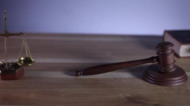 Hukuk ve adalet kavramı. Paragrafların, tokmak ve ahşap masa, dolly atış ilgili kitaplar. 