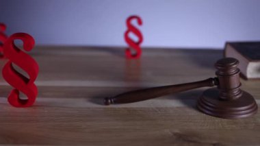 Hukuk ve adalet kavramı. Paragrafların, tokmak ve ahşap masa, dolly atış ilgili kitaplar. 
