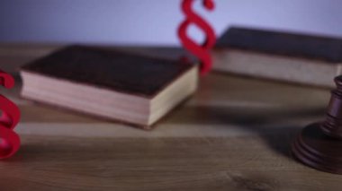 Hukuk ve adalet kavramı. Paragrafların, tokmak ve ahşap masa, dolly atış ilgili kitaplar. 
