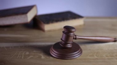 Hukuk ve adalet kavramı. Paragrafların, tokmak ve ahşap masa, dolly atış ilgili kitaplar. 