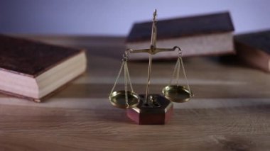 Hukuk ve adalet kavramı. Paragrafların, tokmak ve ahşap masa, dolly atış ilgili kitaplar. 