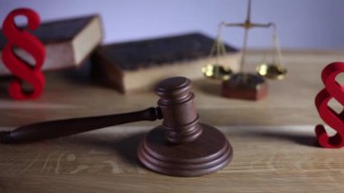 Hukuk ve adalet kavramı. Paragrafların, tokmak ve ahşap masa, dolly atış ilgili kitaplar. 