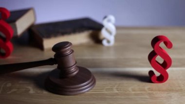 Hukuk ve adalet kavramı. Paragrafların, tokmak ve ahşap masa, dolly atış ilgili kitaplar. 