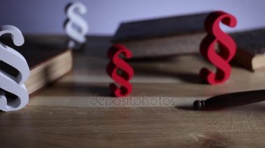 Hukuk ve adalet kavramı. Paragrafların, tokmak ve ahşap masa, dolly atış ilgili kitaplar. 