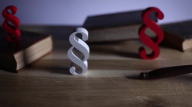 Hukuk ve adalet kavramı. Paragrafların, tokmak ve ahşap masa, dolly atış ilgili kitaplar. 