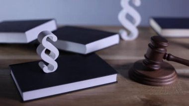 Hukuk ve adalet kavramı. Paragrafların, tokmak ve ahşap masa, dolly atış ilgili kitaplar. 
