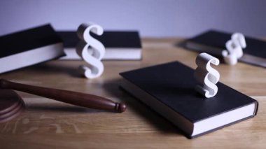 Hukuk ve adalet kavramı. Paragrafların, tokmak ve ahşap masa, dolly atış ilgili kitaplar. 