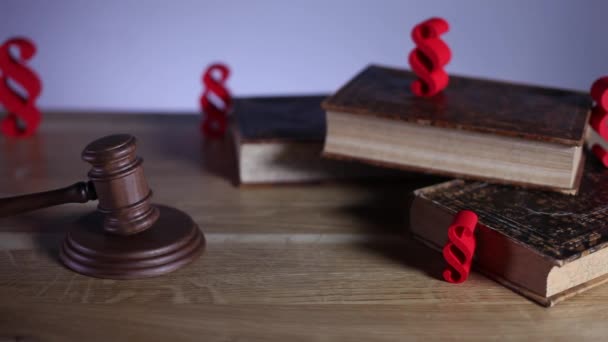 法律和正义概念 木槌和书在木头桌 多莉射击 — 图库视频影像