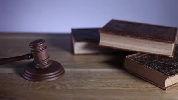 Recht Justitie Concept Alinea Hamer Boeken Houten Tafel Dolly Schot — Stockvideo