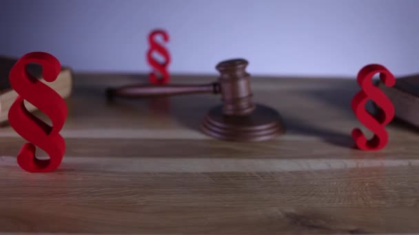 法と正義の概念 木製のテーブル ドリー ショットに関する本 — ストック動画