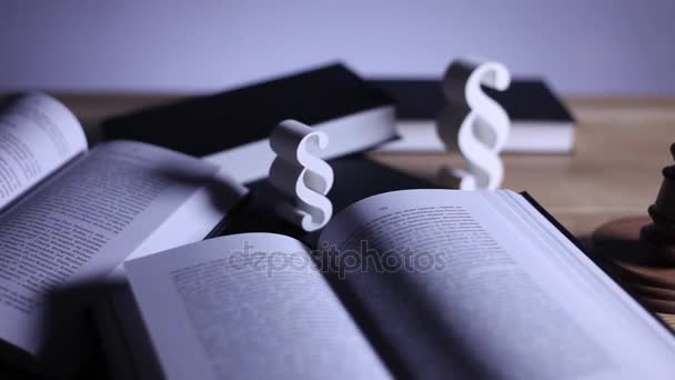 Concetto Legge Giustizia Paragrafi Martelletto Libri Tavolo Legno Dolly Shot — Video Stock