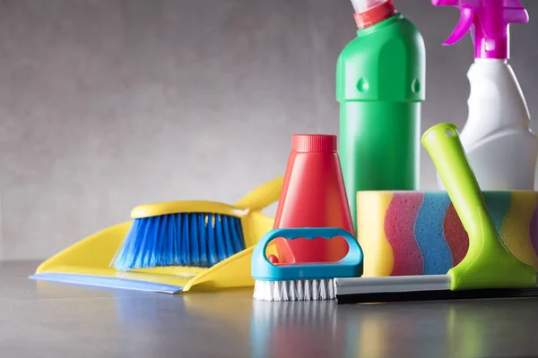 Colorido Conjunto Productos Limpieza Para Hogar Las Baldosas Grises Lugar — Foto de Stock