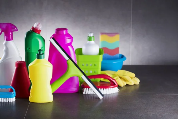 Colorido Conjunto Productos Limpieza Para Hogar Las Baldosas Grises Lugar — Foto de Stock
