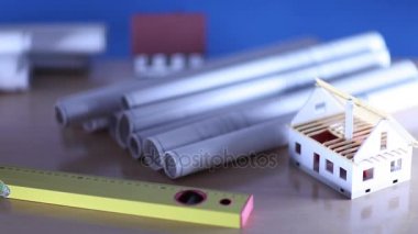 Emlak geliştirme ve gelişim planı. Evin altında inşaat, planları ve kask, rullers. 