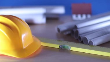 Emlak geliştirme ve gelişim planı. Evin altında inşaat, planları ve kask, rullers. 