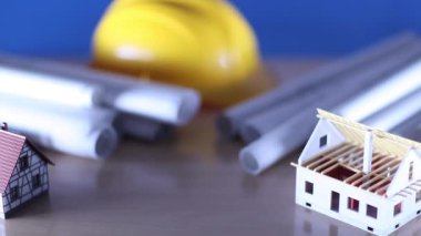 Emlak geliştirme ve gelişim planı. Evin altında inşaat, planları ve kask, rullers. 
