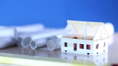 Emlak geliştirme ve gelişim planı. Evin altında inşaat, planları ve kask, rullers. 