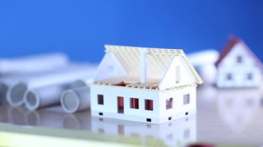 Emlak geliştirme ve gelişim planı. Evin altında inşaat, planları ve kask, rullers. 