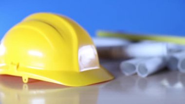Emlak geliştirme ve gelişim planı. Evin altında inşaat, planları ve kask, rullers. 