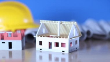 Emlak geliştirme ve gelişim planı. Evin altında inşaat, planları ve kask, rullers. 